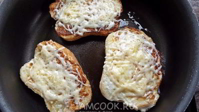 гренки с сыром и яйцом на сковороде