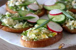 Гренки с яичным салатом