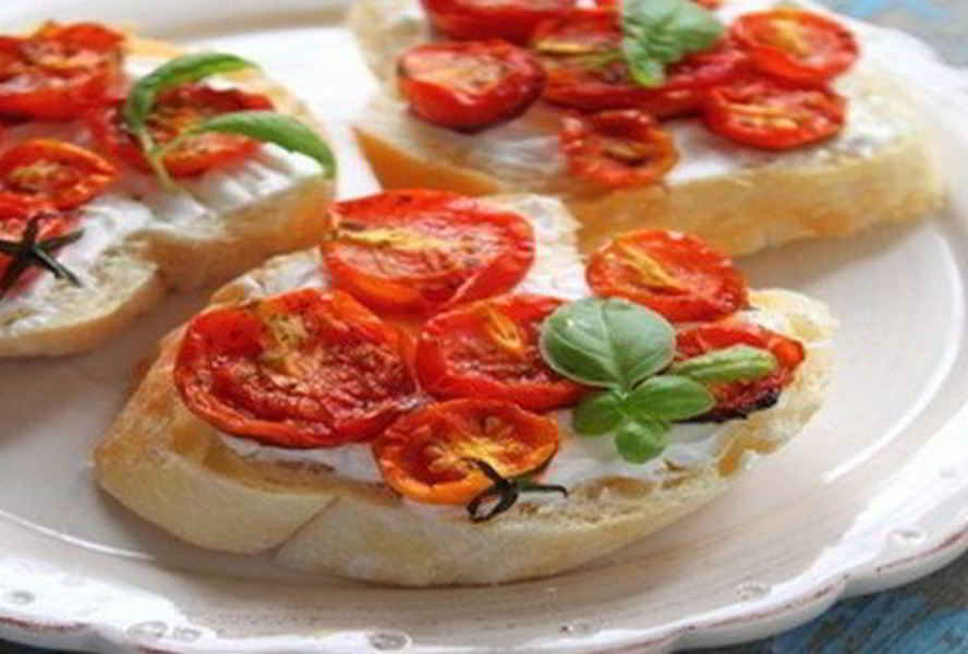 Гренки с запеченными помидорами и сыром