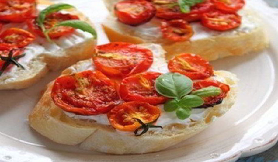 Рецепт гренков с запеченными помидорами и сыром