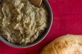 Икра из баклажанов с зеленью и оливковым маслом