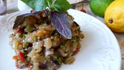 икра из запеченных овощей с оливками и каперсами