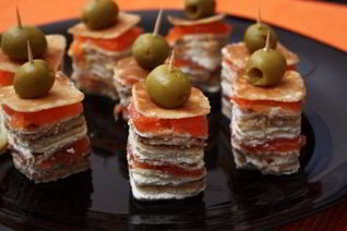 Канапе из блинов с лососем на шпажках