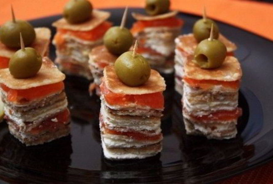 Канапе из блинов с лососем на шпажках