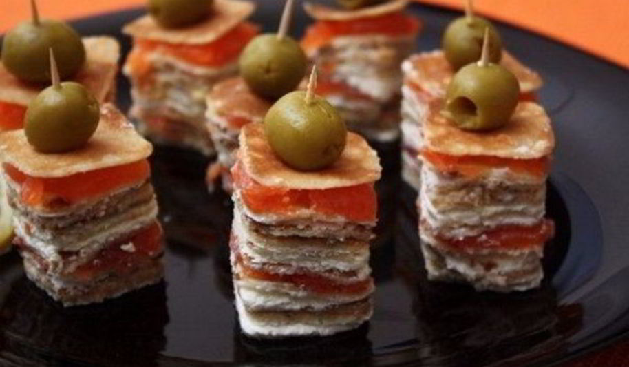 Рецепт канапе из блинов с лососем на шпажках