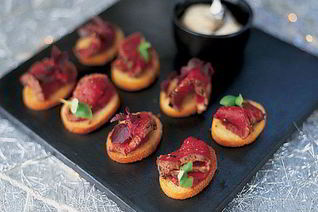 Канапе из говядины с хреном