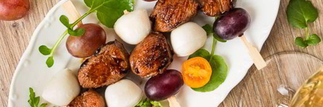 Канапе из острой утки с моцареллой и виноградом