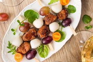 Канапе из острой утки с моцареллой и виноградом