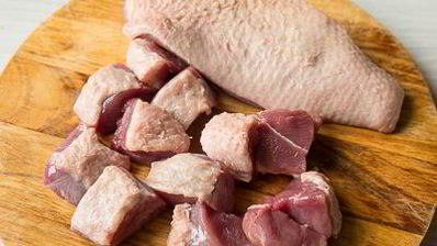 канапе из острой утки с моцареллой и виноградом