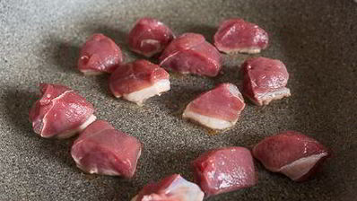 канапе из острой утки с моцареллой и виноградом