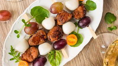 канапе из острой утки с моцареллой и виноградом