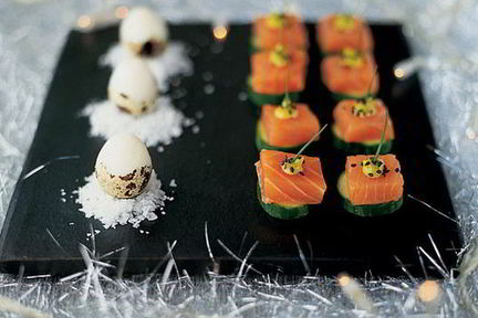 Канапе из семги с огурцом