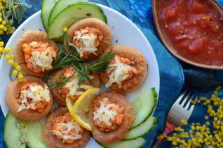 Канапе из сушек с горбушей