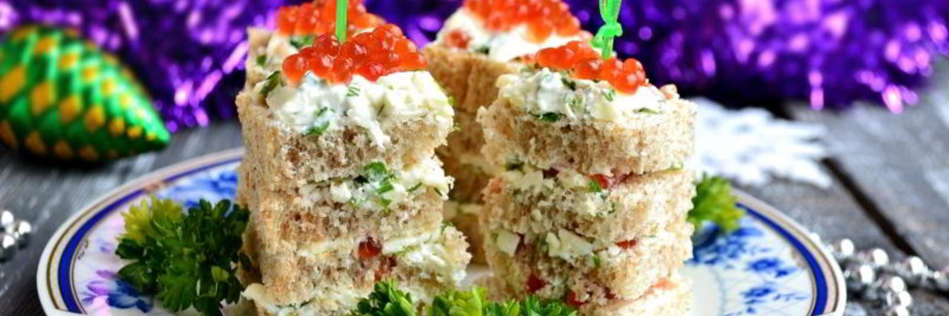 Канапе с брынзой и красной икрой