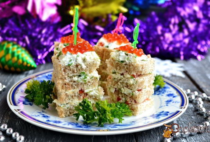 Канапе с брынзой и красной икрой