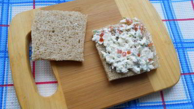 канапе с брынзой и красной икрой