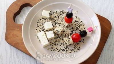 канапе с брынзой и помидорами черри