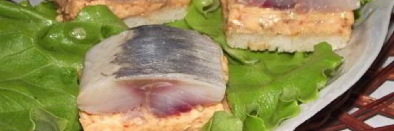 Канапе с икрой мойвы, сельдью и яблоком