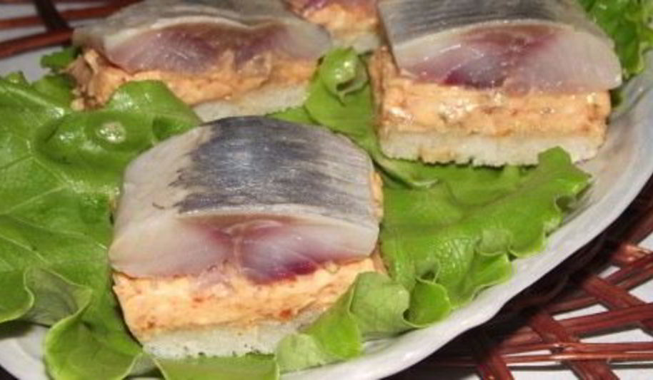 Рецепт канапе с икрой мойвы, сельдью и яблоком