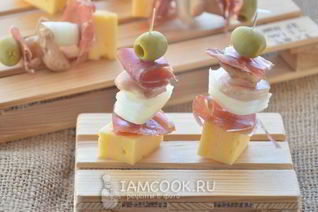 Канапе с хамоном, грибами и сыром