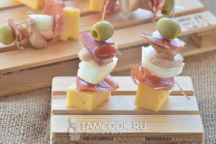 Канапе с хамоном, грибами и сыром