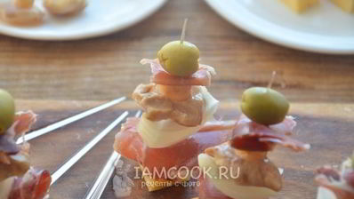 канапе с хамоном, грибами и сыром