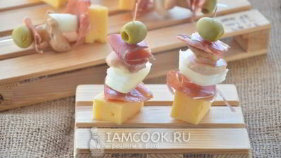 канапе с хамоном, грибами и сыром