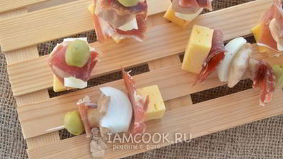 канапе с хамоном, грибами и сыром