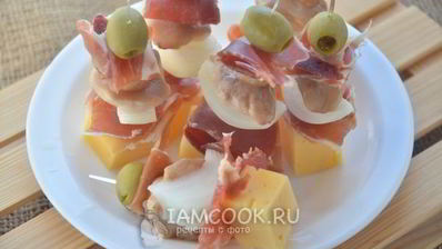 канапе с хамоном, грибами и сыром