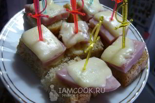Канапе с колбасой и сыром