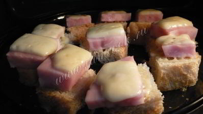 канапе с колбасой и сыром