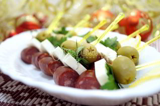 Канапе с копчеными колбасками