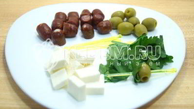 канапе с копчеными колбасками