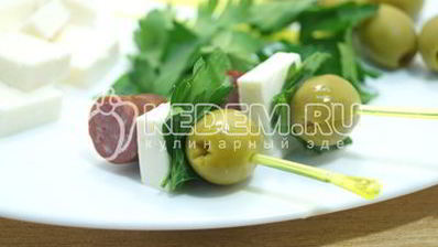 канапе с копчеными колбасками