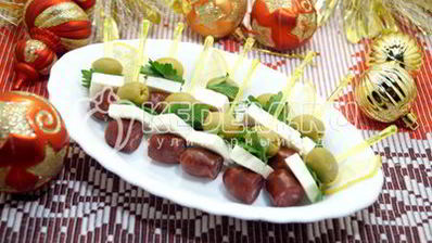 канапе с копчеными колбасками