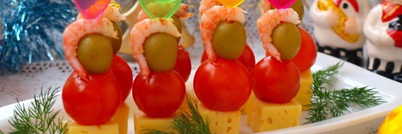 Канапе с креветками, сыром и черри