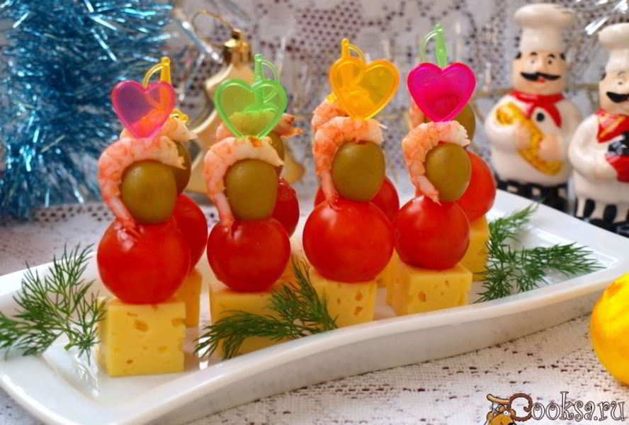 Канапе с креветками, сыром и черри