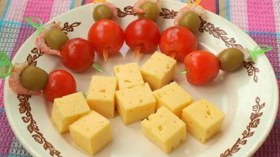 канапе с креветками, сыром и черри