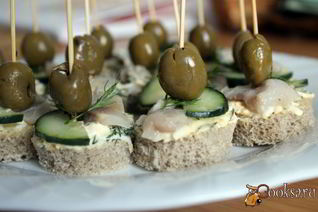 Канапе с маринованной скумбрией и яичной намазкой