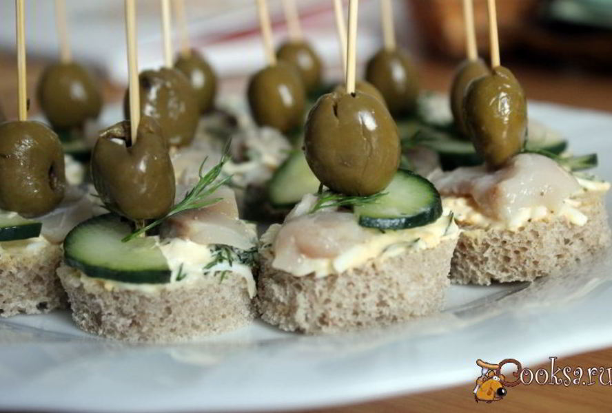 Канапе с маринованной скумбрией и яичной намазкой