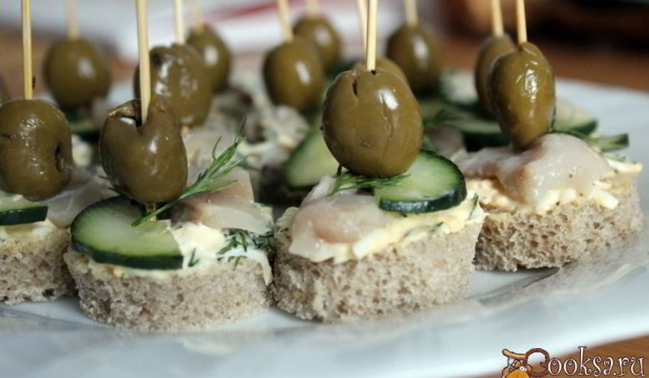 Рецепт канапе с маринованной скумбрией и яичной намазкой