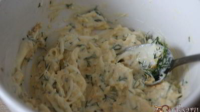 канапе с маринованной скумбрией и яичной намазкой