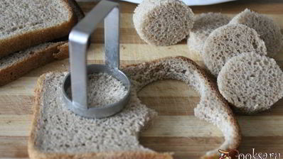 канапе с маринованной скумбрией и яичной намазкой