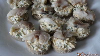 канапе с маринованной скумбрией и яичной намазкой