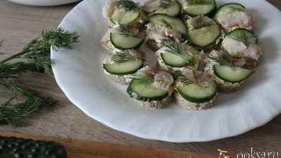 канапе с маринованной скумбрией и яичной намазкой