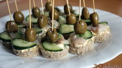 канапе с маринованной скумбрией и яичной намазкой