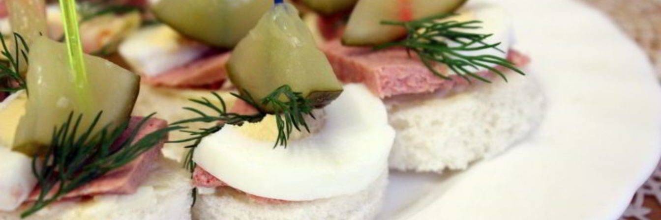 Канапе с паштетом и яйцом