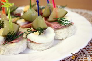 Канапе с паштетом и яйцом