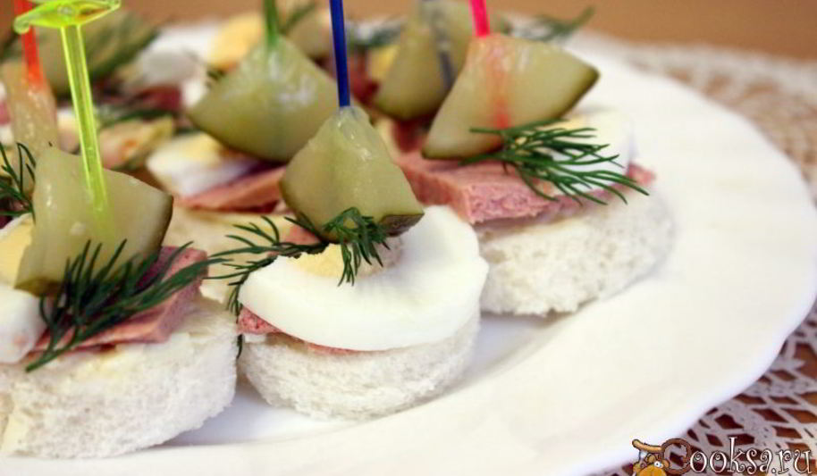 Рецепт канапе с паштетом и яйцом