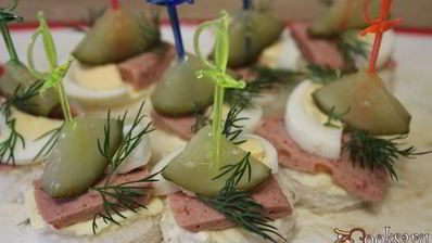 канапе с паштетом и яйцом